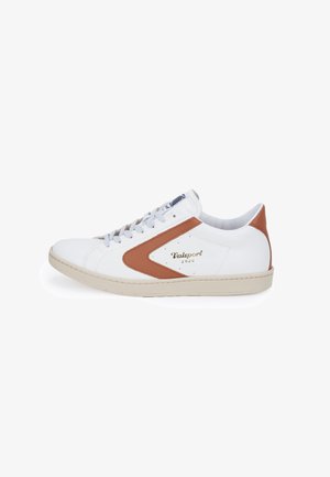 Sneaker bianca bassa con suola beige, striscia laterale marrone e dettagli sul tallone, chiusura con lacci e logo dorato "Valsport 1920" sul lato.