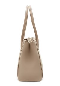 Beige lederen handtas met een gestructureerde afwerking, verlengde handvatten en een geperst bovenontwerp. Heeft een gestructureerd, driehoekig silhouet.