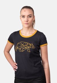 Camiseta negra con un diseño de oso geométrico en amarillo. Tiene un cuello redondo y un ribete amarillo en las mangas que contrasta.