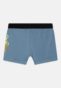 Blaue Baumwollshorts mit einem schwarzen elastischen Bund, die auf der linken Seite ein grafisches Design in Gelb und Grün aufweisen.