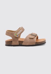 Sandalias de ante marrón con dos correas ajustables, una plantilla de corcho y una suela de goma negra. Presentan una correa con marca y acentos de colores.