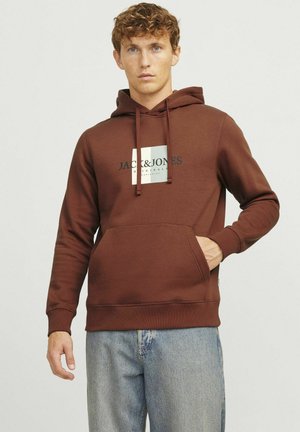 Barna kapucnis pulóver, puha anyagból készült, elülső kenguru zsebbel, zsinóros kapucnival és a JACK & JONES logo-val egy szürke téglalap alakú folton.