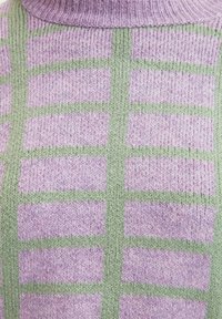 Sweter dziergany z prążkowanym lawendowym golfem, ozdobiony kratkowanym wzorem jasnych zielonych i lawendowych pasków na całej powierzchni. Miękka tekstura.