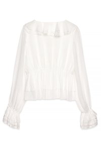 Camicia bianca a maniche lunghe con colletto e polsini volanti, dotata di vita arricciata e tessuto leggero e texturizzato.