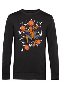 Svart sweatshirt med en grafisk bild av en spindeltemat karaktär i en actionpose, med orange pumpor och vita fladdermöss i bakgrunden.