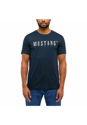 Marineblauw katoenen T-shirt met korte mouwen en een ronde hals, met een witte "MUSTANG"-logo op de borst. Eenvoudig ontwerp, zonder patronen.