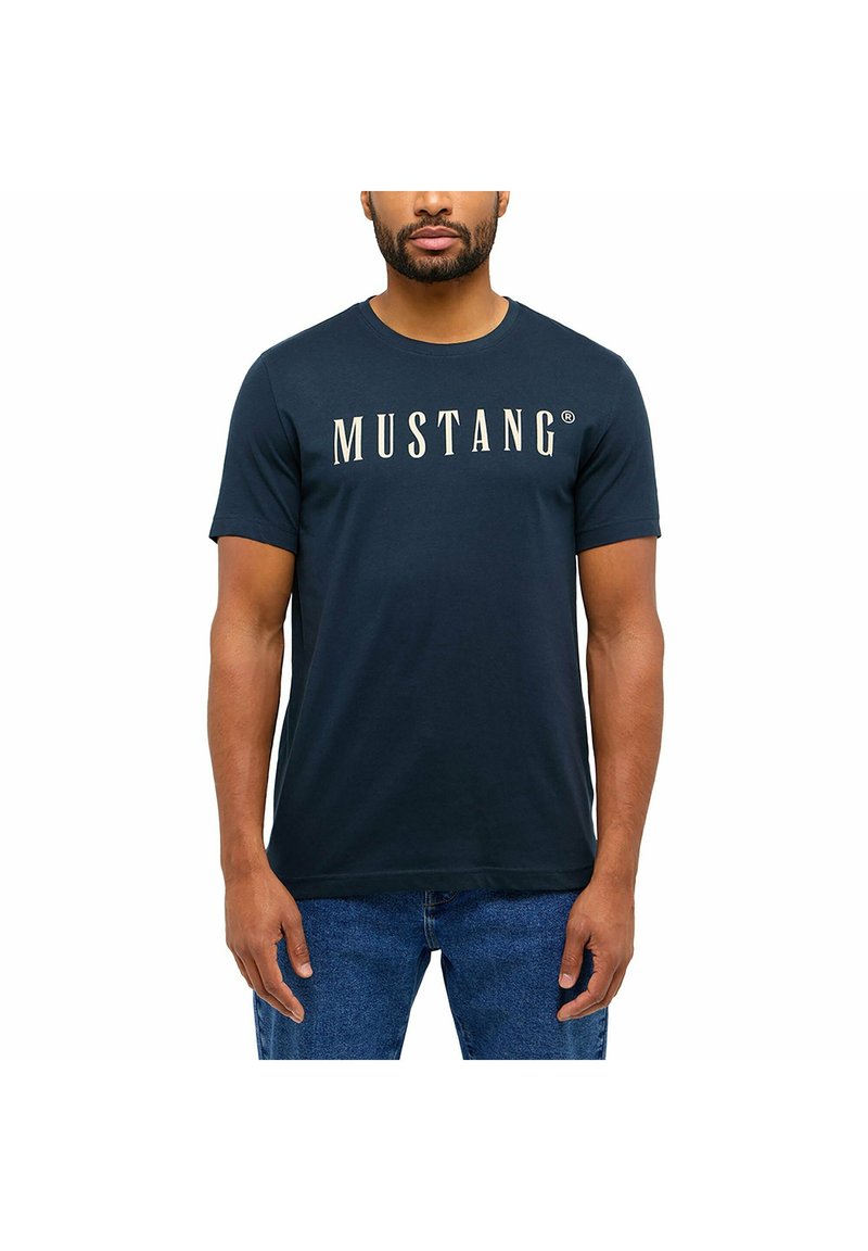Granatowy bawełniany t-shirt z krótkimi rękawami i okrągłym dekoltem, z białym logo "MUSTANG" na piersi. Prosty design, bez wzorów.