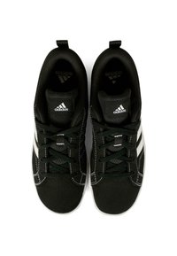 Czarne buty sportowe wykonane z tkaniny z białymi paskami i szwami. Posiadają sznurowadła, wyściełany kołnierz i teksturowaną podeszwę.