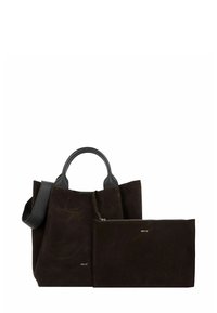 Borsa tote in suede marrone scuro con doppio manico corto e una pochette con zip staccabile. Presenta una tracolla in pelle liscia e un logo minimale.
