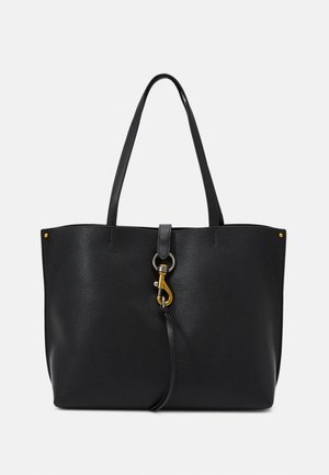 Sac cabas en cuir noir avec deux longues anses et un fermoir doré à l’avant avec un détail de bride en cuir.