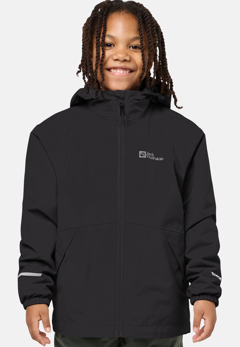 Giacca nera impermeabile con cappuccio, chiusura con zip, polsini elasticizzati e dettagli riflettenti. Realizzata in materiale leggero con una texture liscia.