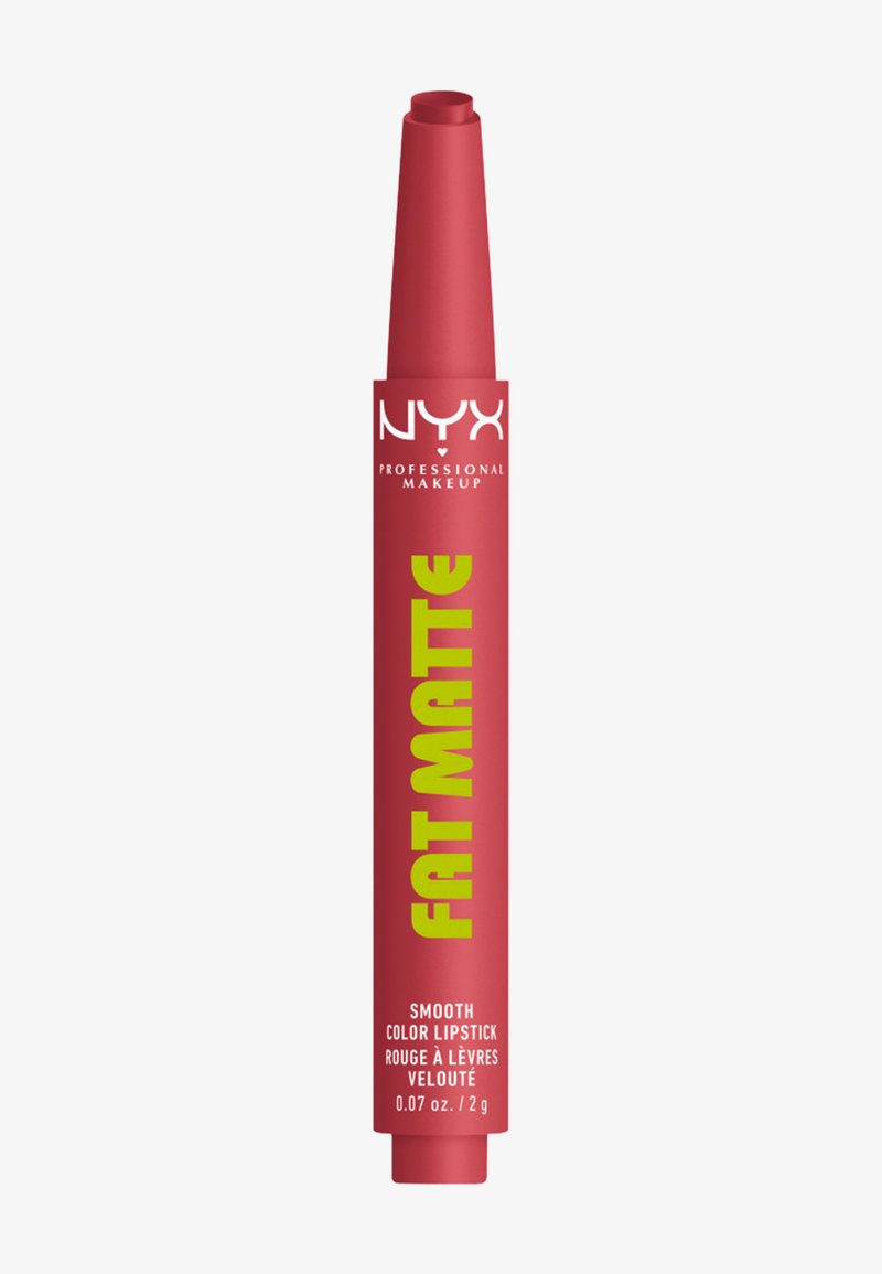 Crayon à lèvres rouge NYX Professional Makeup Fat Matte à couleur lisse avec texte vert citron et blanc sur fond blanc uni.
