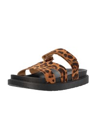 Sandali con stampa leopardata marrone e suola in gomma nera. Presentano fasce incrociate e chiusura in Velcro regolabile. Il morbido materiale scamosciato aggiunge texture.