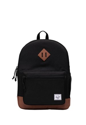 Sac à dos noir avec fond marron, écusson en losange marron, poche avant zippée, poche latérale en maille et poignée de transport sur le dessus, présenté sur fond blanc.