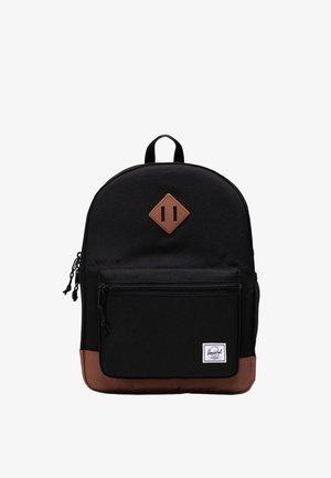 Sac à dos noir avec fond marron, écusson en losange marron, poche avant zippée, poche latérale en maille et poignée de transport sur le dessus, présenté sur fond blanc.