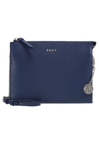 Granatowa torebka DKNY wykonana z teksturowanego syntetycznego materiału; posiada srebrne okucia, pasek łańcuszkowy oraz metkę z logo.
