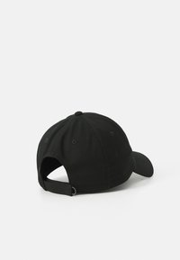 Casquette de baseball noire avec une visière courbée, fabriquée en tissu. Elle dispose d'une sangle ajustable à l'arrière et de six trous de ventilation sur la calotte.