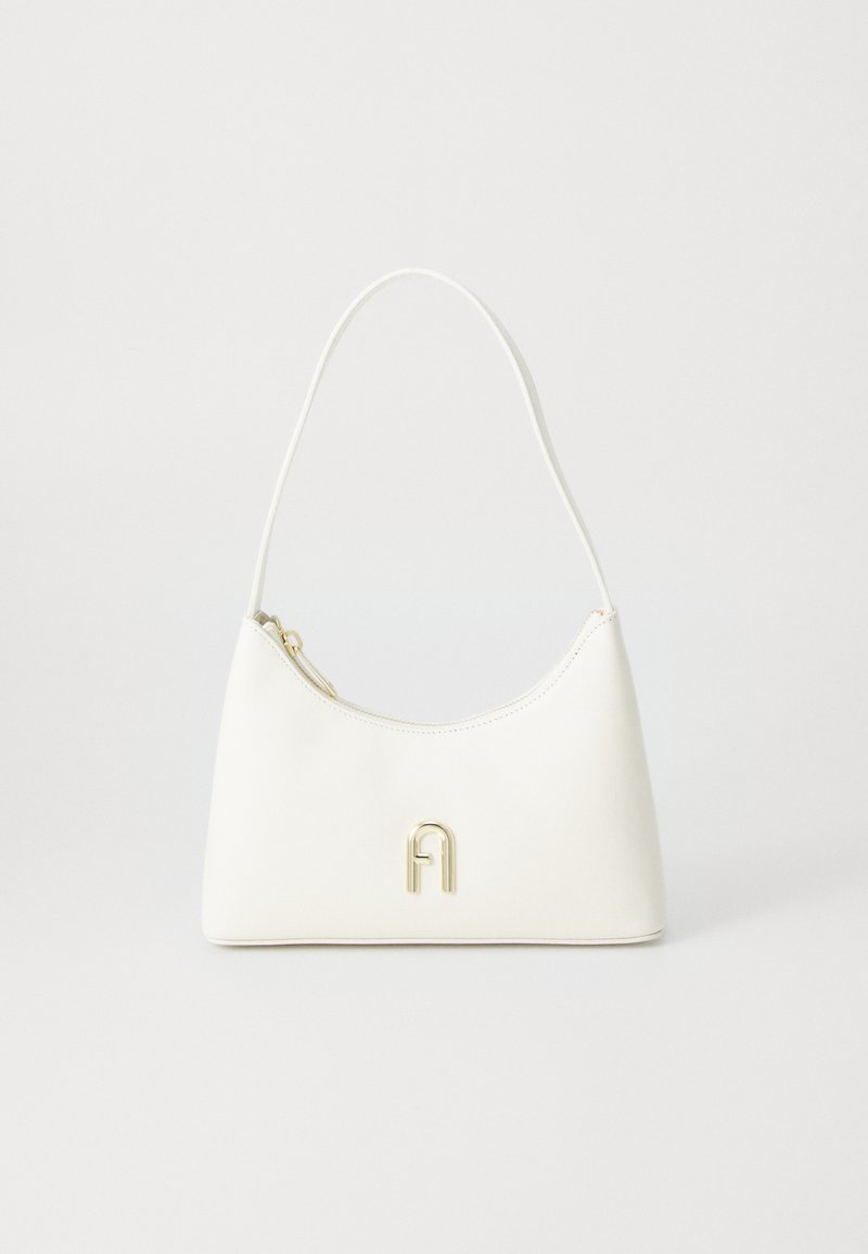 Sac à main blanc à la forme courbée et à la texture lisse. Présente un accent de logo doré et une fermeture éclair. Bandoulière ajustable.
