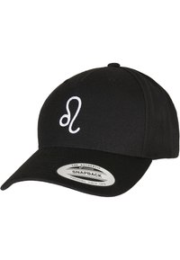 Fekete snapback sapka textúrált anyagból, fehér hímzett logóval az elején és lapos széllel. A számlapon márkás matrica található.