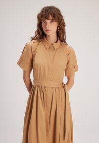 adL SHORT SLEEVES - Abito a camicia - camel