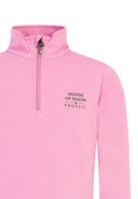 Roze half-zip pullover gemaakt van zachte stof, met een staande kraag en het zwarte "HOUSE OF SNOW × PROTEST" logo op de borst.