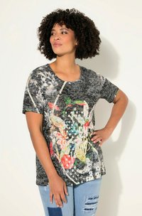 T-shirt noir à manches courtes avec un design graphique floral dans les couleurs rouge, vert et bleu ; col rond ; texture douce ; coupe décontractée.