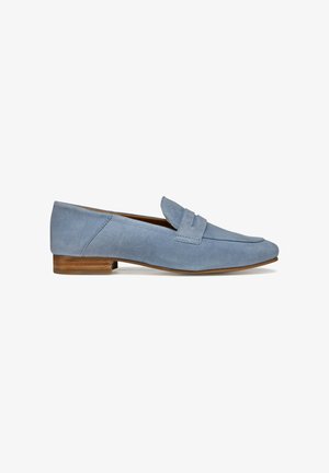 Mocasin de ante azul claro con un tacón de madera plano, que presenta un detalle de costura y un diseño de punta redondeada y suave.