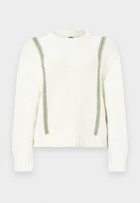 Bijeli pleteni džemper s naglascima od zelenog šivanja duž ramena i stranica, s rebrastim rubom i manžetama. Ugodan, ležeran dizajn.