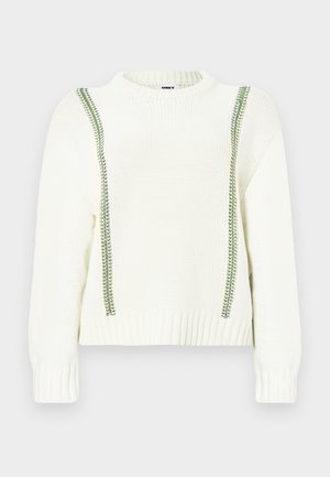 Baltas megztas megztinis su žalia siūlių detale ant pečių ir šonų, turintis ribotą apačią ir rankogalius. Jaukus, kasdienis dizainas.