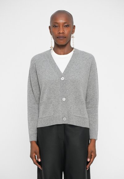 Grauer Cardigan aus weichem Strickstoff, mit V-Ausschnitt, fünf Knöpfen, zwei vorderen Taschen sowie gerippten Bündchen und Saum.