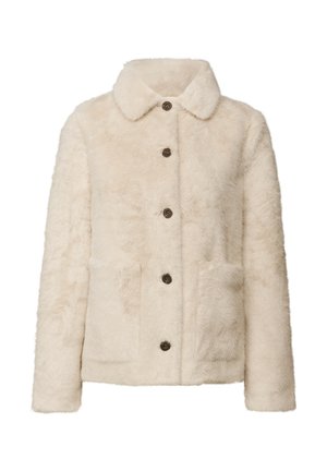 Veste en fausse fourrure crème avec un col, fermeture à boutons sur le devant, deux poches avant et une texture douce. Boutons marron comme accents notables.
