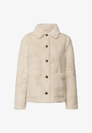 Veste en fausse fourrure crème avec un col, fermeture à boutons sur le devant, deux poches avant et une texture douce. Boutons marron comme accents notables.