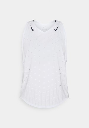 Camiseta deportiva sin mangas blanca de Nike con agujeros de ventilación perforados y logotipos de swoosh negros cerca de los hombros.