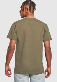 Mister Tee TRUST - Marškinėliai su spaudiniu - olive