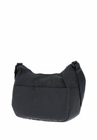 Borsa a spalla in tessuto nero con superficie testurizzata, forma curva, chiusura superiore con zip, tracolla regolabile e tasca frontale.