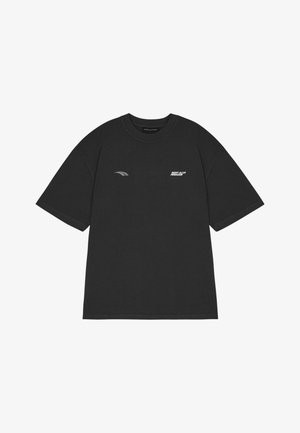 Camiseta de algodón negra con mangas cortas, escote redondo y gráficos impresos en blanco en la parte delantera, que presenta un logo y un detalle de texto.