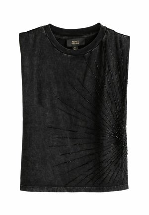 Zwart T-shirt met korte mouwen, een ronde hals en een subtiel stralend kraaltjesontwerp aan de rechterkant nabij de taille.