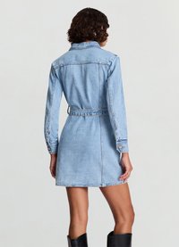 Jeanskleid in Hellblau mit langen Ärmeln, Gürtel in der Taille und Kragen. Glatte Textur mit kontrastierenden Nähdetails.