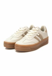 Zapatillas de cuero beige con tres franjas marrones, parte superior texturizada, punta redonda y suela de goma marrón. Presenta cordones blancos y acentos de marca.