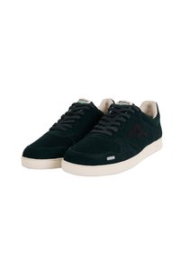 Un paio di sneakers in suede verde scuro con lacci neri, fodera interna beige e suole bianche con il logo del marchio sul lato e sulla linguetta.