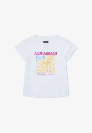 Camiseta blanca para niños con texto "ALOHA BEACH Club SUMMER OCEAN" e ilustraciones de palmera amarilla y flores tropicales en el frente.