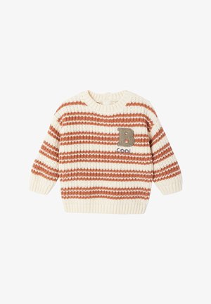 Cremefarbener und rostfarbener gestreifter Strickpullover mit gerippten Bündchen und Saum, mit einem Aufnäher mit dem Buchstaben B und dem Wort "COOL" auf der Brust.