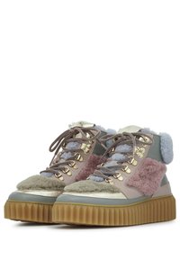 Sneakers con lacci che presentano un mix di textures morbide in colori pastello, con una suola spessa e rigata e dettagli in hardware dorato.