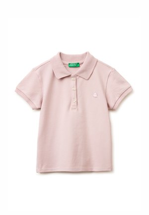 Hellrosa kurzärmeliges Poloshirt mit drei Knöpfen, kleinem gesticktem Logo auf der Brust und einem grünen "United Colors of Benetton"-Etikett im Kragen.