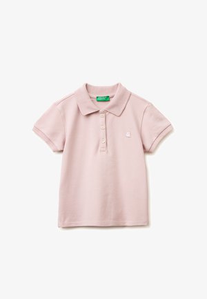 Jasnoróżowa koszulka polo z krótkim rękawem, trzema guzikami, małym haftowanym logo na piersi oraz zieloną metką "United Colors of Benetton" wewnątrz kołnierzyka.
