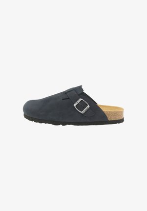 Marineblauer Slip-On-Clog mit verstellbarer Metallschnalle, Korkfußbett und schwarzer genarbter Sohle, von der Seite gezeigt.