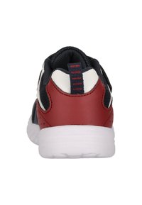 Rote und marineblaue Sportschuhe mit Obermaterial aus Mesh, weißer Zwischensohle und strukturierten Fersenakzenten. Verfügt über eine Zuglasche für einfaches Anziehen.