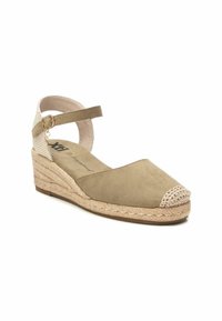 Zapato de cuña de ante beige con tacón de yute trenzado, puntera redonda y tira en el tobillo texturizada. Superficie suave con un diseño natural y casual.