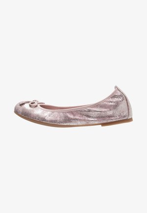Ballerine métallique rose avec une finition texturée, bout rond et détail en nœud à l'avant. Semelle flexible et design minimaliste.