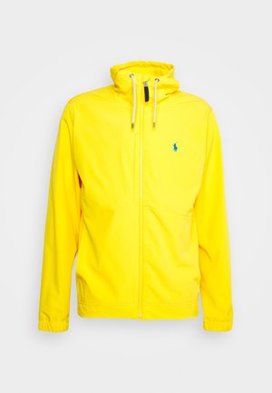 Veste à capuche jaune vif avec fermeture éclair devant, cordon à la capuche et petit logo bleu brodé sur la poitrine gauche.